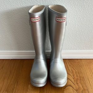 Silver hunter boots size 6.5 womens (5 youth)